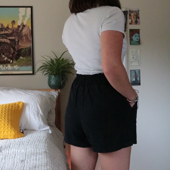 loose & comfy black linen shorts - Picture 3 of 3